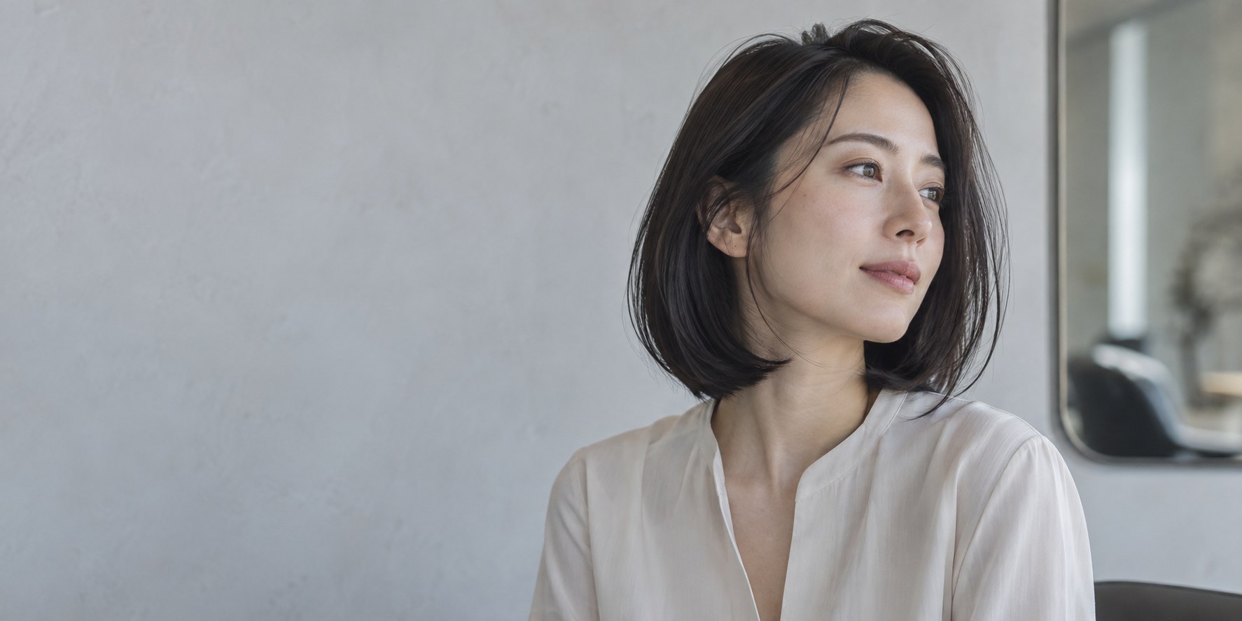 自然光の中で艶のあるボブスタイルを見せる女性